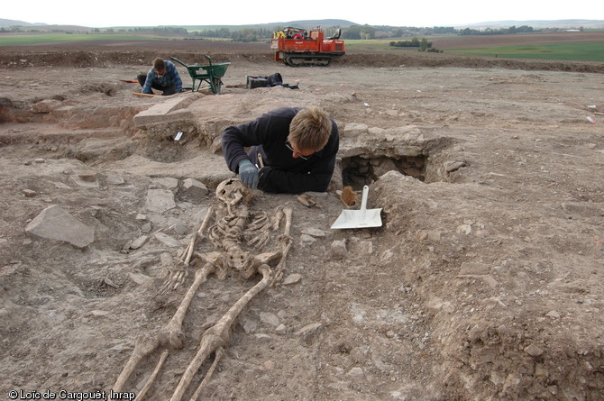 Inhumation d'&eacute;poque m&eacute;rovingienne d&eacute;couverte dans le secteur des thermes de la villa gallo-romaine de Conthil (Moselle), 2009.  Au cours des VIIIe-Xe si&egrave;cles, les ruines de la villa ont servi de cimeti&egrave;re &agrave; une population dont l&rsquo;habitat n&rsquo;a pas &eacute;t&eacute; d&eacute;couvert par la fouille. 
