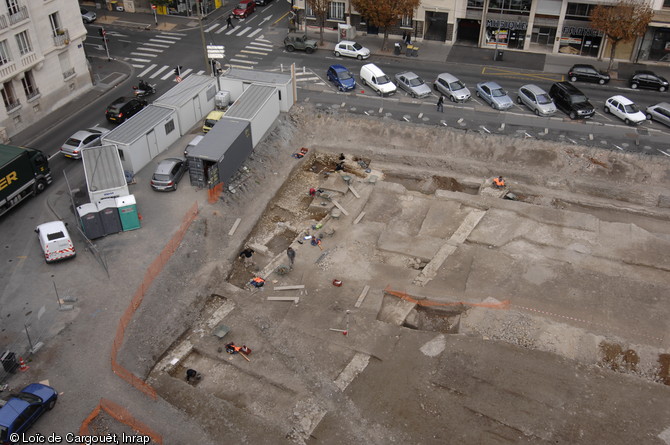 Vue de hauteur d'un bâtiment gallo-romain du Carré-Jaude (Clermont-Ferrand) en cours de fouille, 1995.   