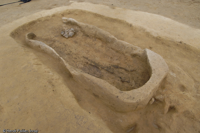 Une sépulture en coffre de bois située au centre de l'un des tumulus du site.