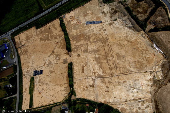 Vue aérienne de l'enceinte et des tumulus du site de Lannion.