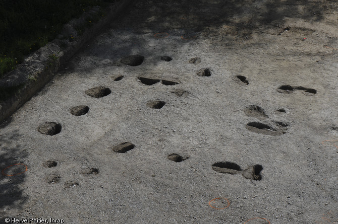 Des bâtiments d'habitation sur poteaux ont étés découvert à Chantepie près de Rennes, ils sont datés du VIIème et VIIIème siècles.