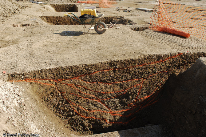 Fouille du site de la Perdriotais sur la commune de Ch&acirc;teaugiron, 2008. Coupe stratigraphique d'un foss&eacute; d'enclos. 