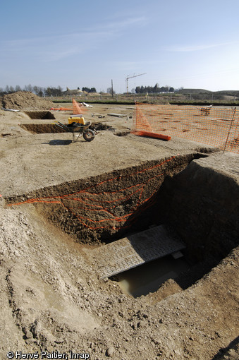 Fouille du site de la Perdriotais sur la commune de Ch&acirc;teaugiron, 2008. Coupe stratigraphique d'un foss&eacute; d'enclos.