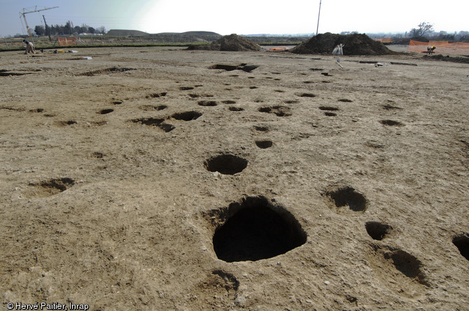   Fouille du site de la Perdriotais sur la commune de Ch&acirc;teaugiron, 2008.Vue de b&acirc;timents sur poteaux.  