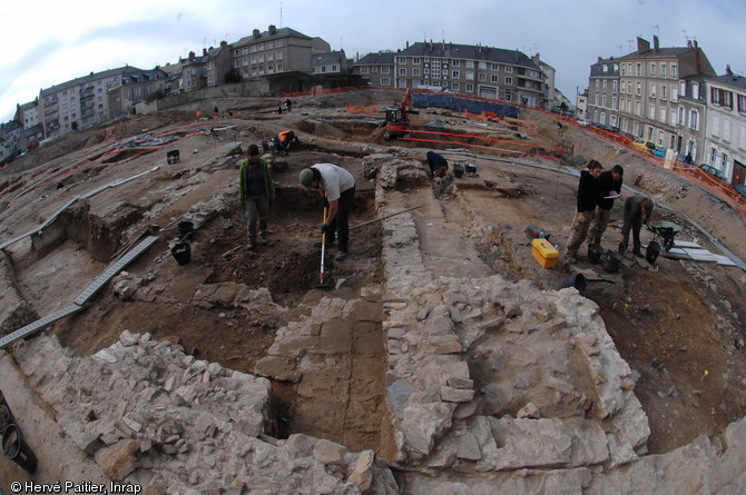 Vue panoramique de la fouille autour du mithraeum, Angers (Maine-et-Loire), 2010.  Le culte de Mithra, réservé aux hommes, séduit d’abord les élites, puis se diffuse dans toutes les couches de la société. Concurrent du christianisme, il est fortement combattu et finalement interdit par l’empereur Théodose en 392. 