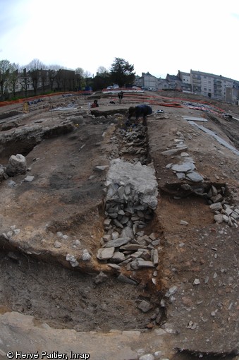 Vestiges du mur fermant l'espace du mithraeum, Angers (Maine-et-Loire), 2010.  Le culte de Mithra est un culte à mystères, probablement introduit dans l'Empire par des militaires romains et des marchands orientaux et qui se répand en Occident à la fin du Ier s. de notre ère. 