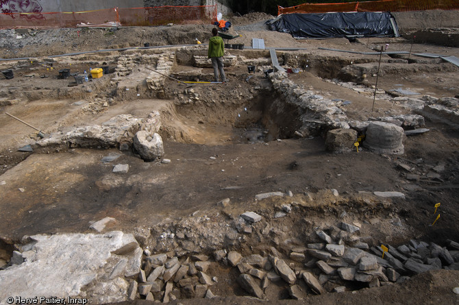 Vue des vestiges d’un sanctuaire voué au culte de Mithra, dieu d’origine indo-iranienne en cours de fouille à Angers (Maine-et-Loire), 2010. 