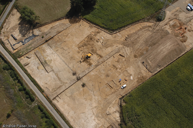  À Moulay, en Mayenne, à l'extrémité d'un vaste promontoire granitique situé à la confluence des rivières de la Mayenne et de l’Aron, l'un des plus grands oppida de la Gaule a été fouillé. Si une première enceinte fortifiée était connue depuis le XIXe siècle, c’est à l’occasion d’un aménagement routier en 2004 que les archéologues ont identifié ce site remarquable du Ier siècle avant de notre ère.   