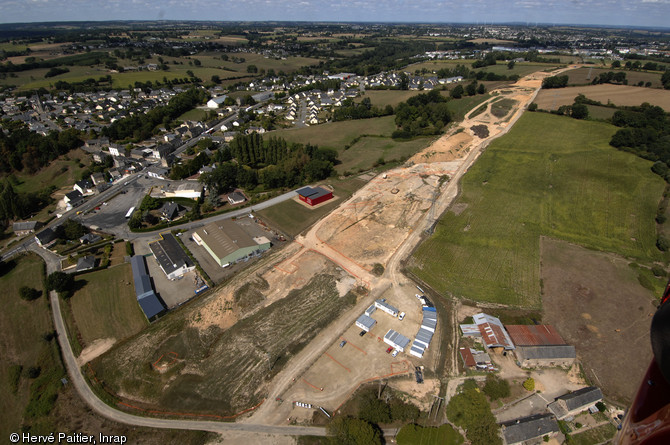  À Moulay, en Mayenne, à l'extrémité d'un vaste promontoire granitique situé à la confluence des rivières de la Mayenne et de l’Aron, l'un des plus grands oppida de la Gaule a été fouillé. Si une première enceinte fortifiée était connue depuis le XIXe siècle, c’est à l’occasion d’un aménagement routier en 2004 que les archéologues ont identifié ce site remarquable du Ier siècle avant de notre ère.   