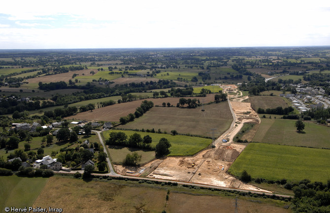  À Moulay, en Mayenne, à l'extrémité d'un vaste promontoire granitique situé à la confluence des rivières de la Mayenne et de l’Aron, l'un des plus grands oppida de la Gaule a été fouillé. Si une première enceinte fortifiée était connue depuis le XIXe siècle, c’est à l’occasion d’un aménagement routier en 2004 que les archéologues ont identifié ce site remarquable du Ier siècle avant de notre ère.   