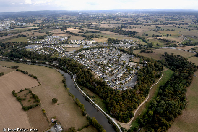  À Moulay, en Mayenne, à l'extrémité d'un vaste promontoire granitique situé à la confluence des rivières de la Mayenne et de l’Aron, l'un des plus grands oppida de la Gaule a été fouillé. Si une première enceinte fortifiée était connue depuis le XIXe siècle, c’est à l’occasion d’un aménagement routier en 2004 que les archéologues ont identifié ce site remarquable du Ier siècle avant de notre ère.   