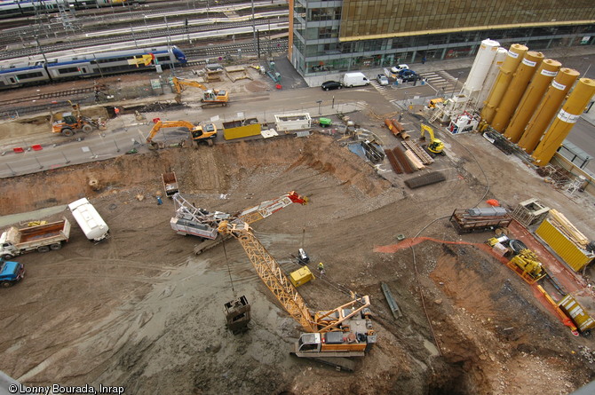 Vue de l'emprise des travaux effectués dans le cadre de l'opération ZAC Nancy Grand Coeur (Meurthe-et-Moselle), 2010. Les travaux ont révélé un étang médiéval monastique (XIIe s.) et un bastion appartenant à l'enceinte moderne de la ville daté de la fin du XVIe s.