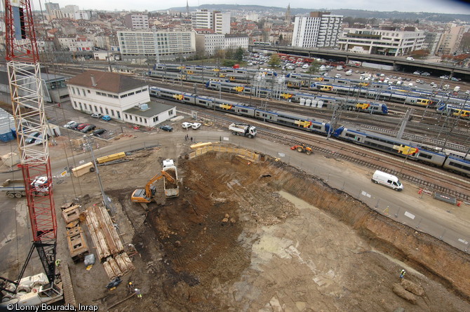 Vue de l'emprise des travaux effectués dans le cadre de l'opération ZAC Nancy Grand Coeur (Meurthe-et-Moselle), 2010. Les travaux ont révélé un étang médiéval monastique (XIIe s.) et un bastion appartenant à l'enceinte moderne de la ville érigé à la fin du XVIe s.