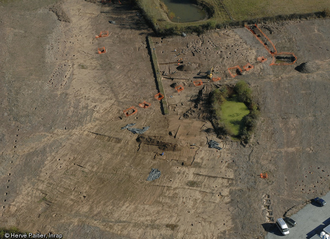 A Ancenis (Loire-Atlantique), des maisons du Bronze moyen (1500-1200 avant notre &egrave;re) et un habitat de la fin de l'&acirc;ge du Fer (IIIe s. avant notre &egrave;re) ont &eacute;t&eacute; mis au jour en 2008.&nbsp;  Les b&acirc;timents du Bronze moyen pr&eacute;sentent&nbsp;des plans rectangulaires et sont dot&eacute;s d'absides, ce qui est&nbsp;tout&nbsp;&agrave; fait inhabituel dans l'ouest de la France : jusque l&agrave;,&nbsp;ce type de plan&nbsp;&eacute;tait bien connu dans le nord et l'est, ainsi que dans les pays anglo-saxons.  &nbsp;  