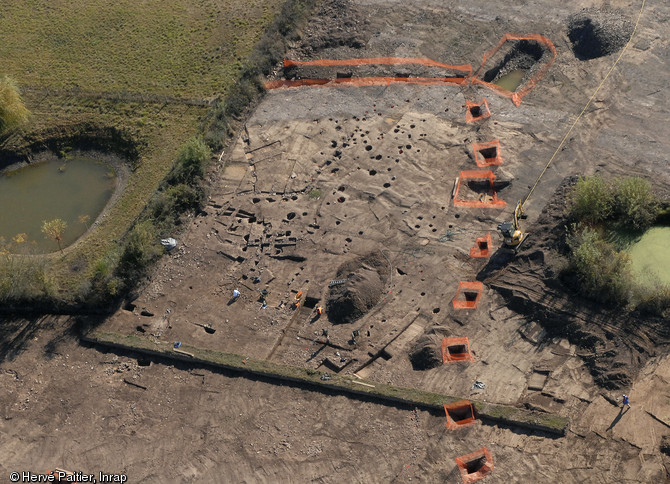 Enclos trap&eacute;zo&iuml;dal d&eacute;limitant un &eacute;tablissement rural gaulois du IIIe s. avant notre &egrave;re &agrave; Ancenis (Loire-Atlantique), 2008.  La fouille a &eacute;galement r&eacute;v&eacute;l&eacute; des maisons de plan rectangulaire &agrave; absides,&nbsp;dat&eacute;es du Bronze moyen (1500-1200 avant notre &egrave;re) : ce type de plan est tout &agrave; fait inhabituel dans l'ouest de la France. 