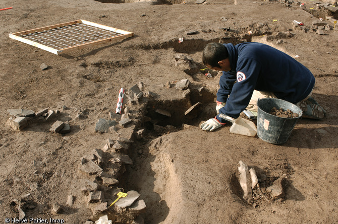 Dat&eacute;es de l'&acirc;ge du Bronze moyen, des maisons de plan rectangulaires avec absides ont &eacute;t&eacute;s mises au jour &agrave; Ancenis (Loire-Atlantique) en 2008.  Ce type d'habitat est tout a fait inhabituel dans l'Ouest de la France. 