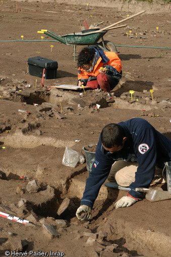 Dat&eacute;es de l'&acirc;ge du Bronze moyen, des maisons de plan rectangulaires avec des absides sur leur pignons occidentaux ont &eacute;t&eacute;s mises au jour &agrave; Ancenis (Loire-Atlantique) en 2008.  Ce type d'habitat est tout a fait inhabituel dans l'Ouest de la France. 