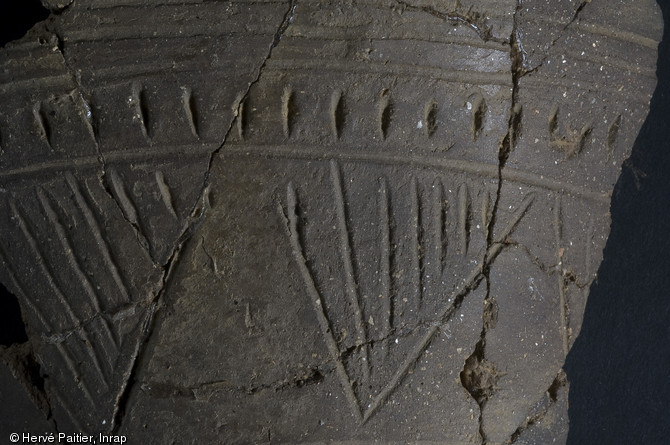 Céramiques décorées et datées de l'âge du bronze découvertes à Plouedern dans le Finistère en 2009.