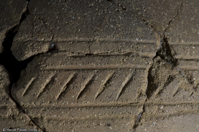 Céramiques décorées et datées de l'âge du bronze découvertes à Plouedern dans le Finistère en 2009.