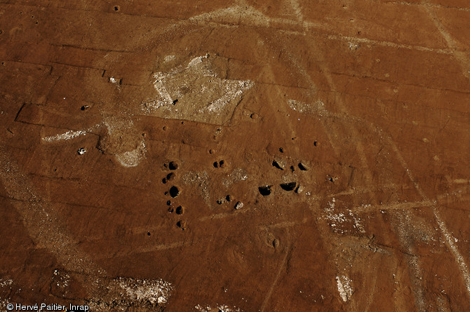 &Agrave; Ste Hermine en Vend&eacute;e un habitat et une n&eacute;cropole du haut-moyen-&acirc;ge (Xe-XIIe si&egrave;cle) ont &eacute;t&eacute; &eacute;t&eacute; fouill&eacute;s par une &eacute;quipe de l'Inrap en 2008.