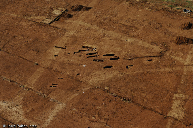 &Agrave; Ste Hermine en Vend&eacute;e un habitat et une n&eacute;cropole du haut-moyen-&acirc;ge (Xe-XIIe si&egrave;cle) ont &eacute;t&eacute; &eacute;t&eacute; fouill&eacute;s par une &eacute;quipe de l'Inrap en 2008.