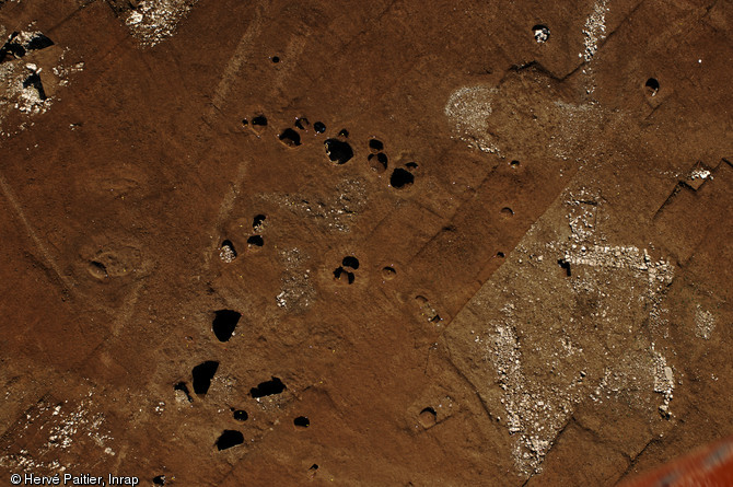 &Agrave; Ste Hermine en Vend&eacute;e un habitat et une n&eacute;cropole du haut-moyen-&acirc;ge (Xe-XIIe si&egrave;cle) ont &eacute;t&eacute; &eacute;t&eacute; fouill&eacute;s par une &eacute;quipe de l'Inrap en 2008.