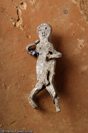 Cette Statuette antropomorphe en plomb, a &eacute;t&eacute; d&eacute;couverte &agrave; Piriac sur mer &agrave; l'emplacement d'une villa gallo-romaine en 2006.