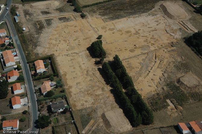Vue a&eacute;rienne du syst&egrave;me d'enclos de la fin de l'&eacute;poque gauloise &agrave; Brem-sur-Mer (Vend&eacute;e), 2006.  Des b&acirc;timents sur poteaux ont &eacute;t&eacute; rep&eacute;r&eacute;s &agrave; l'int&eacute;rieur du syst&egrave;me d'enclos. Il pourrait s'agir d'un lieu de gestion du b&eacute;tail. 