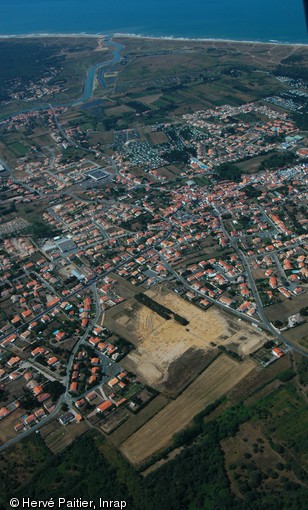 L'&eacute;tablissement rural de la fin de l'&acirc;ge du Fer de Brem-sur-Mer (Vend&eacute;e) dans son environnement, 2006.  Le site est localis&eacute; en zone r&eacute;tro-littorale. Il est constitu&eacute; d'un syst&egrave;me d'enclos, fortement &eacute;rod&eacute;, entourant des b&acirc;timents sur poteaux : il a &eacute;t&eacute; interpr&eacute;t&eacute; comme un lieu de gestion du b&eacute;tail. 
