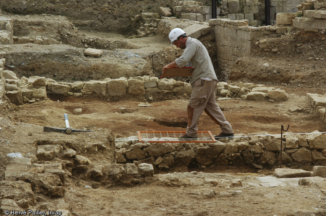 Relev&eacute; d'un mur d'une forge du XIIIe s., fouille du ch&acirc;teau de Caen (Calvados), 2005.
