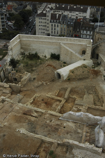 Vue g&eacute;n&eacute;rale du chantier avec en arri&egrave;re-plan le mur de Cavalier &eacute;rig&eacute; pour soutenir une terrasse d'artillerie durant la seconde moiti&eacute; du XVIe s. et le souterrain permettant d'acc&eacute;der &agrave; la tour d'angle de la fortification, ch&acirc;teau de Caen (Calvados), 2005. 