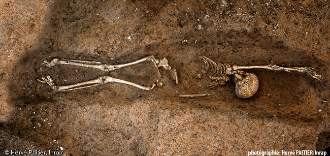 Sépulture à inhumation gallo-romaine, IIe-IIIe s. de notre ère, nécropole antique d’Évreux (Eure), 2007.  La quasi-totalité des défunts présentent des positions atypiques, à l'image de cet adulte inhumé sur le ventre, le bras gauche en extension, le droit replié dans le dos.