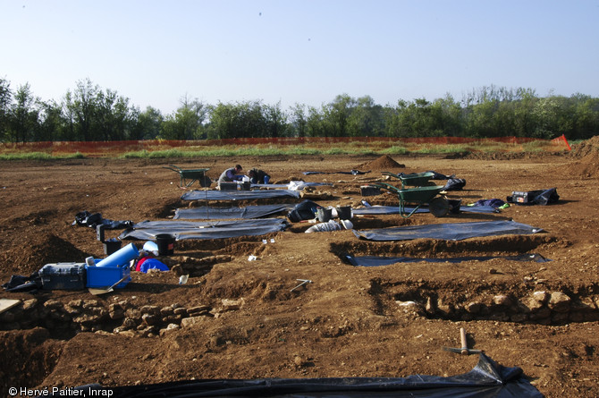 La nécropole mérovingienne de Norroy-le-Veneur (Moselle), VIe-VIIe s., 2005.  Le site a été fouillé dans son intégralité : près de 300 sépultures contenant un matériel très riche ont pu être étudiées. 