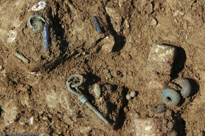   À Norroy-le-Veneur, dans les environ de Metz, une fouille a été menée par l'Inrap préalablement à l'implantation du nouveau parc d'entreprises ECOPARC entre février et juin 2005. Elle a permis de découvrir une nécropole des VIe et VIIe siècles dans son intégralité, contrairement à d'autres sites du même genre souvent fouillés partiellement. Les archéologues ont ainsi pu travailler sur un ensemble cohérent dont l'étude prend tout son intérêt dans le contexte régional et la mise en relation avec les sites d'habitats découve