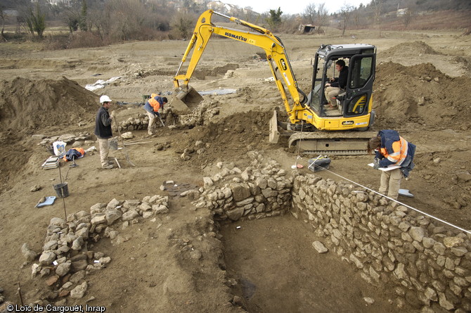 Un des bâtiments médiévaux (datation aux alentours du XIIIe siècle) en cours de dégagement, sur la commune de Trémonteix (Puy-de-Dôme), 2011.  A l'écart de ces bâtiments se trouvaient des zones dédiées à l'ensilage de denrées agricoles sous la forme de fosses-silos. 