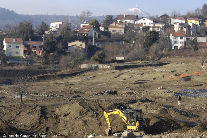 Vue générale des fouilles effectuées sur la commune de Trémonteix (Puy-de-Dôme), 2011.  Les vestiges gallo-romains et médiévaux mis au jour sur une superficie de 35 000 mètres carrés seraient à interpréter comme l'exploitation agricole d'un terroir situé en marge des agglomérations urbaines. 