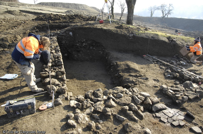 Relevé d'un des bâtiments médiévaux (datation aux alentours du XIIIe siècle) en cours de dégagement, sur la commune de Trémonteix (Puy-de-Dôme), 2011.  Les bâtiments du site pour cette période sont de taille modeste et comportent généralement une pièce principale dotée d'un foyer et de petites subdivisions internes. 