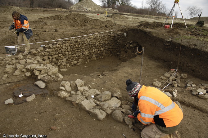 Relevé d'un des bâtiments médiévaux (datation aux alentours du XIIIe siècle) en cours de dégagement, sur la commune de Trémonteix (Puy-de-Dôme), 2011.  Cette opération a pour but d'enregistrer et de restituer précisément le tracé des murs du bâtiment pour pouvoir en faire l'étude par la suite. 