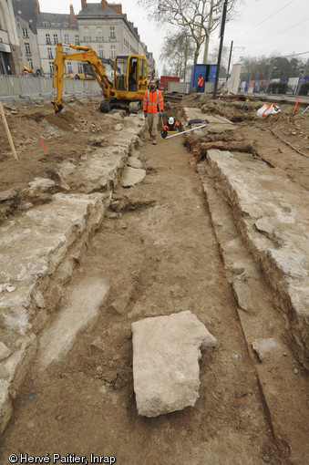 Éléments de la voie de chemin de fer reliant Nantes à Saint-Nazaire construite au XIXe s., allée de la Tremperie, Nantes, 2011. 