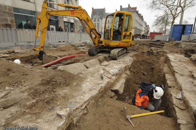 Au premier plan l'ancienne voie de chemin de fer reliant Nantes à Saint-Nazaire construite au XIXe s., allée de la Tremperie, Nantes, 2011. 