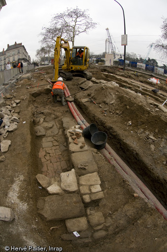 Fouille mécanisée allée de la Tremperie à Nantes en 2011.  Des niveaux de la prison du Bouffay ont été mis au jour. 