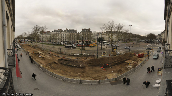 Vue générale de la fouille menée sur les allées Flesselles à Nantes en 2011.  Des vestiges de la tour Saint-Jacques, élément des fortifications médiévales de la ville, ont pu être étudiés. 