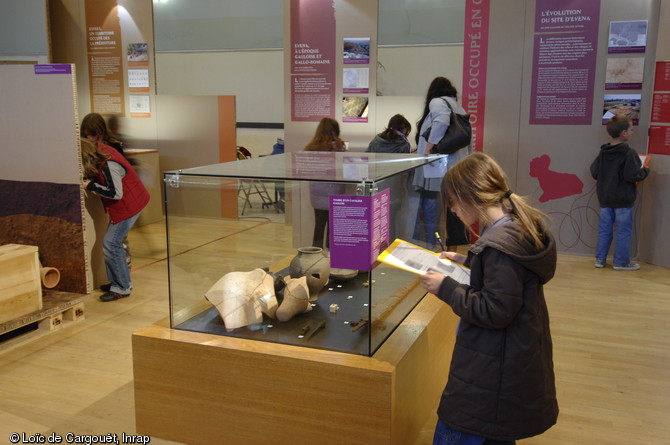 Visite scolaire de l'exposition Evena, aux origines d'Esvres-sur-Indre, Esvres (Indre-et-Loire), 2009.   .