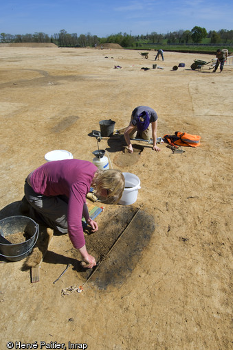 Dégagement et relevé de fosses de l'âge du Bronze à Bédée (Ille-et-Vilaine), 2011.  