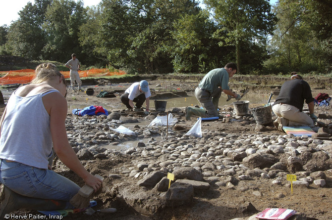 La fouille du site de Kergolvez à Quimper (Finistère) en 2004-2005.  Regroupant une population importante, Kergolvez rassemble un ensemble d’activités artisanales spécialisées et correspond à un vaste centre économique de productions et d’échanges.