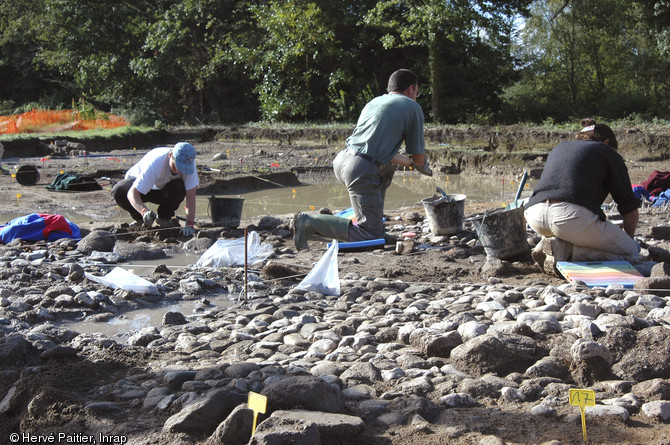 La fouille du site de Kergolvez à Quimper (Finistère) en 2004-2005.  Regroupant une population importante, Kergolvez rassemble un ensemble d’activités artisanales spécialisées et correspond à un vaste centre économique de productions et d’échanges.