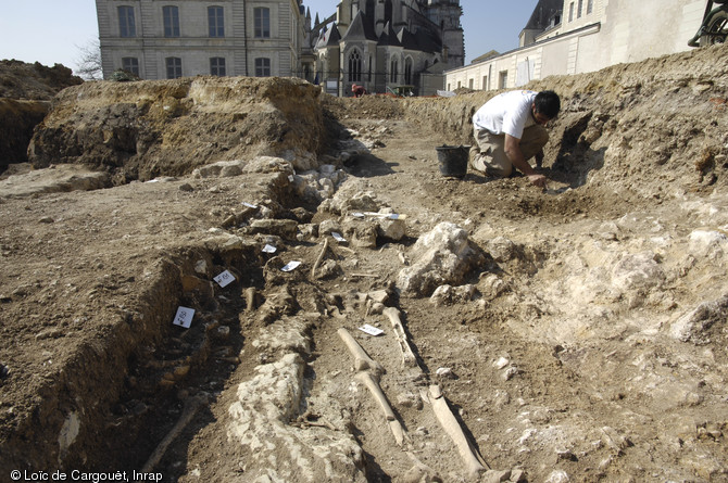 Une des sépultures du cimetière paroissial Saint-Solenne, datée par 14C des IXe et Xe siècles, Blois (Loir-et-Cher), 2011.  Le cimetière est occupé à partir des Ve-VIIe siècle. L'aire funéraire se densifie à partir du VIIIe s. et atteint son apogée au XIe s. lorsque l'église Saint-Solenne, située sous l'actuelle cathédrale, est érigée en paroisse et devient un lieu de pèlerinage important. Après cette date, les inhumations se dont rares. 