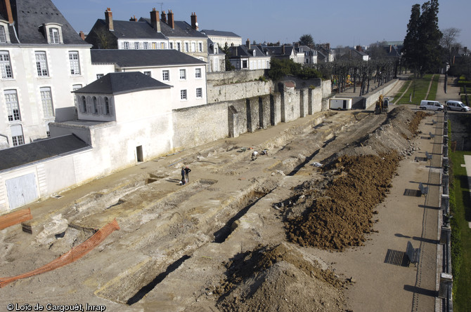 Vue générale de la fouille des Terrasses de l'évêché à Blois (Loir-et-Cher), 2011.  Un projet de réhabilitation des terrasses des jardins de l'évêché est l'occasion pour les archéologues d'appréhender l'occupation des lieux avant la création du palais épiscopal, entre la fin du XVIIe et le début du XVIIIe s.    