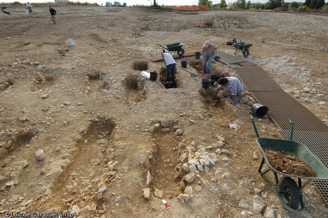 Vue générale de la fouille de la nécropole mérovingienne des Boubards à Saint-Germain-du-Puy (Cher) sur le tracé de la rocade Nord-Est de Bourges, 2011. 