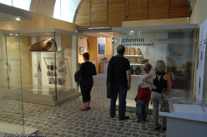   L'exposition présentée au Musée de la marine de Loire nous entraîne dans une histoire aux temps multiples, de l'amont vers l'aval, du dessus au dessous, à la découverte d'une Loire sensible et méconnue. Le visiteur plonge littéralement au cœur des vestiges engloutis, à la découverte du travail des archéologues.     